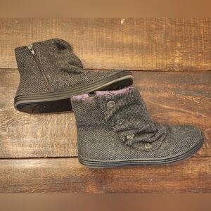 Blowfish Malibu Rabbits. Size 8. Zippered Sides. Gray.